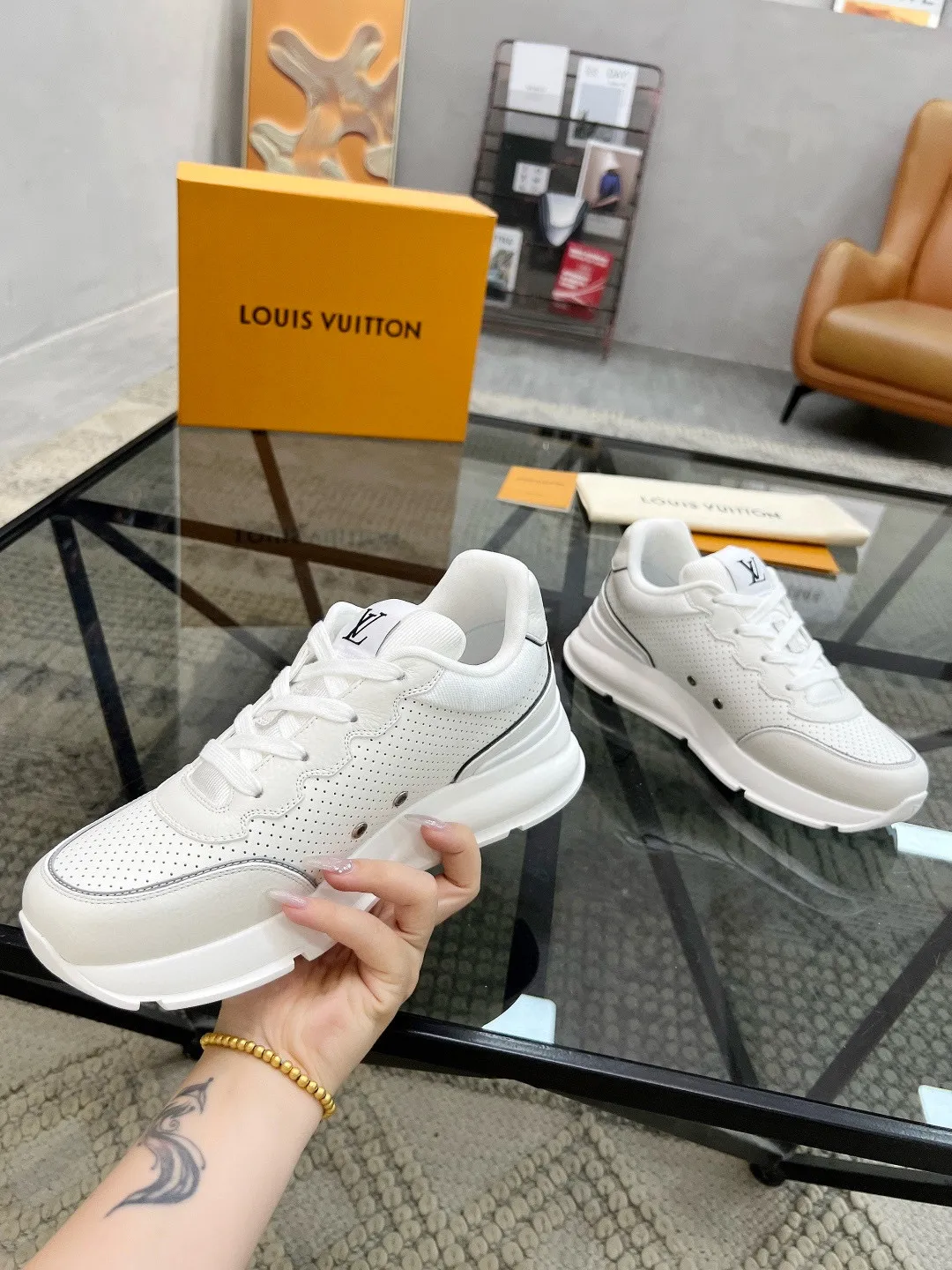 Factory price: 460💰Lv🔍Top purchasing agent🇮🇹 Road The most popular sports shoes for street men are available at the same counter. The uppers are imported cowhide fabrics from Italy, high-quality spliced colorful and complex handicrafts, imported comfortable mesh linings, soles: original soles specially provided by the original factory, T men's men's shoes 💰U foam exclusive movable molded soles are super comfortable, original factory and single goods, 🔍🔍high quality, you can enter and exit the counter at will, welcome to compare, code number 38-44, (45 customized)